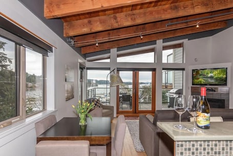 60-英寸智能电视(配备有线频道)、收费电影、流媒体服务. 水手阁楼