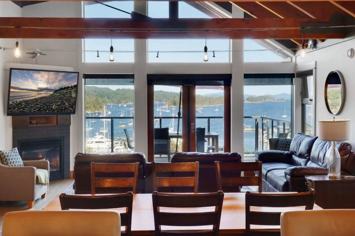 Penthouse Apartment, Harbor View | Living area | 60-inch Smart TV with cable channels, pay movies, streaming services