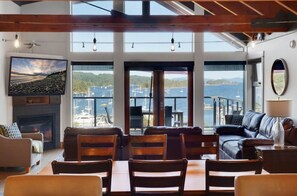 Penthouse Apartment, Harbor View | เตารีด/โต๊ะรีดผ้า, Wi-Fi ฟรี