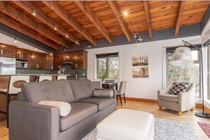 Living area - Mariner's Loft (Salt Spring Island)