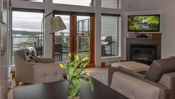 Deluxe Apartment, Harbour View Level 1 | Ferros/tábuas de passar roupa, Wi-Fi de cortesia