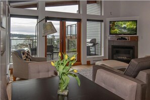 Deluxe Apartment, Harbour View Level 1 | Living area | 60-inch Smart TV with cable channels, pay movies, streaming services