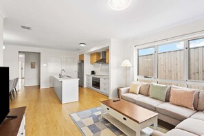 Fernseher, Bücher, Arbeitsbereiche