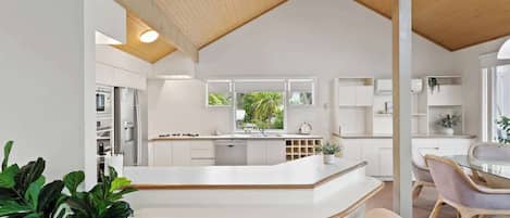 冷蔵庫、電子レンジ、オーブン、コンロ