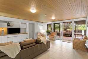 Een televisie, een open haard en een kantoor