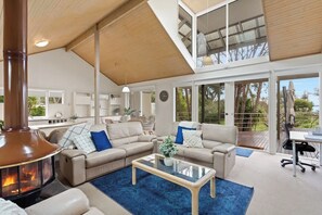 Een televisie, een open haard en een kantoor