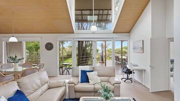 Una televisión, una chimenea, una oficina