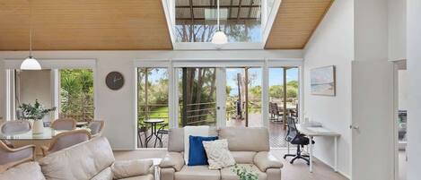 Televisie, een open haard en een kantoor