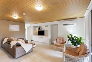 TV, fireplace, offices - Private Access to Beach, Oceanview with Home Gym (Silverleaves)