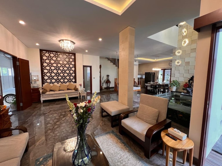 Luxe 5br Villa Near Sanur Beach W/ Pool & Sea View - デンパサル