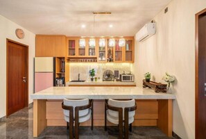 Private kitchen - Luxe 5BR Villa Near Sanur Beach w/ Pool & Sea View (Denpasar Selatan)