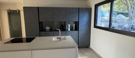 Kylskåp, mikrovågsugn, ugn och spishäll