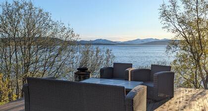 Senja - charming cottage by the sea. Fantastic view
