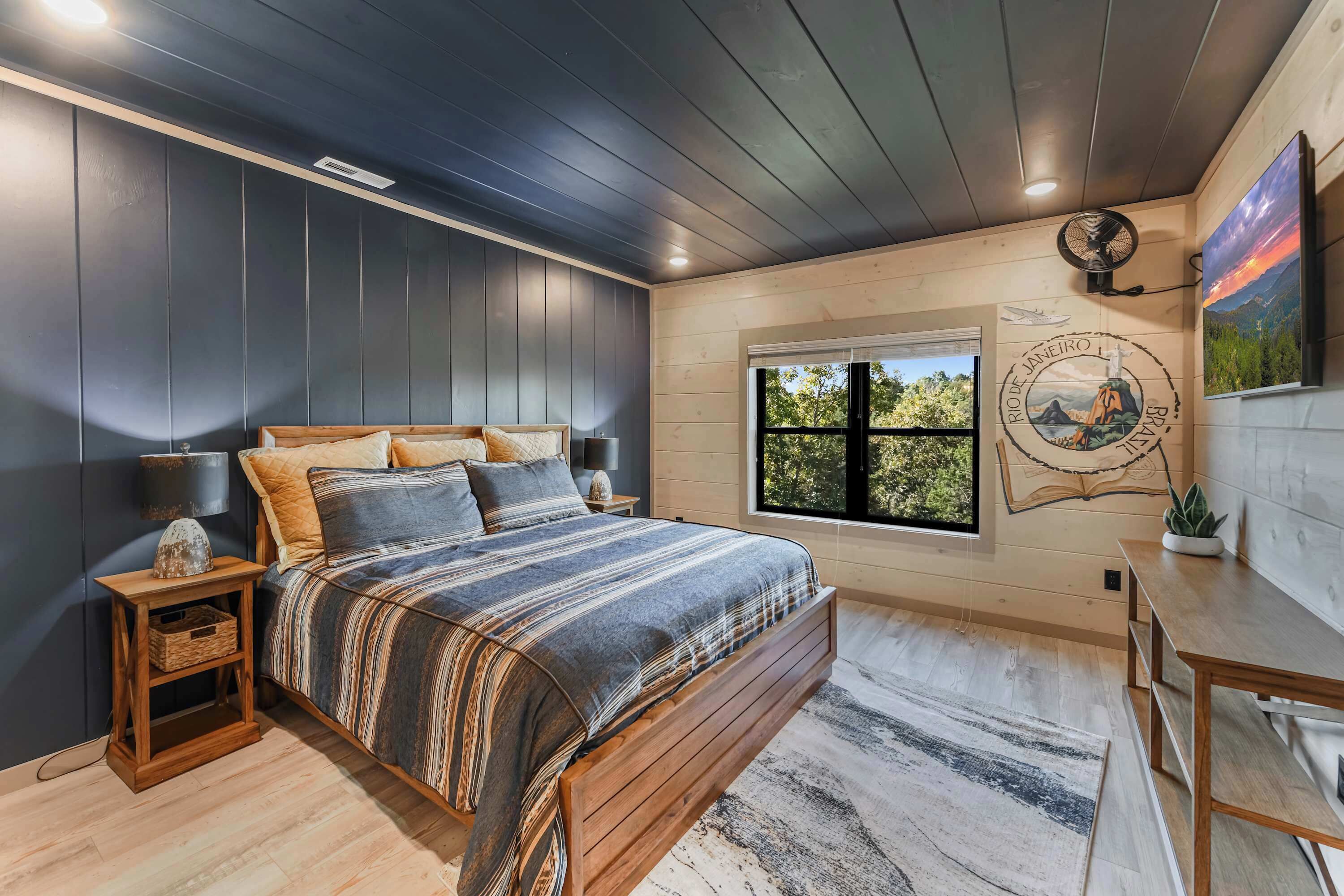 6 quartos, escrivaninha, ferros/tábuas de passar roupa, berço de viagem