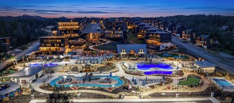 Spacious cabin w/indoor pool & hot tub