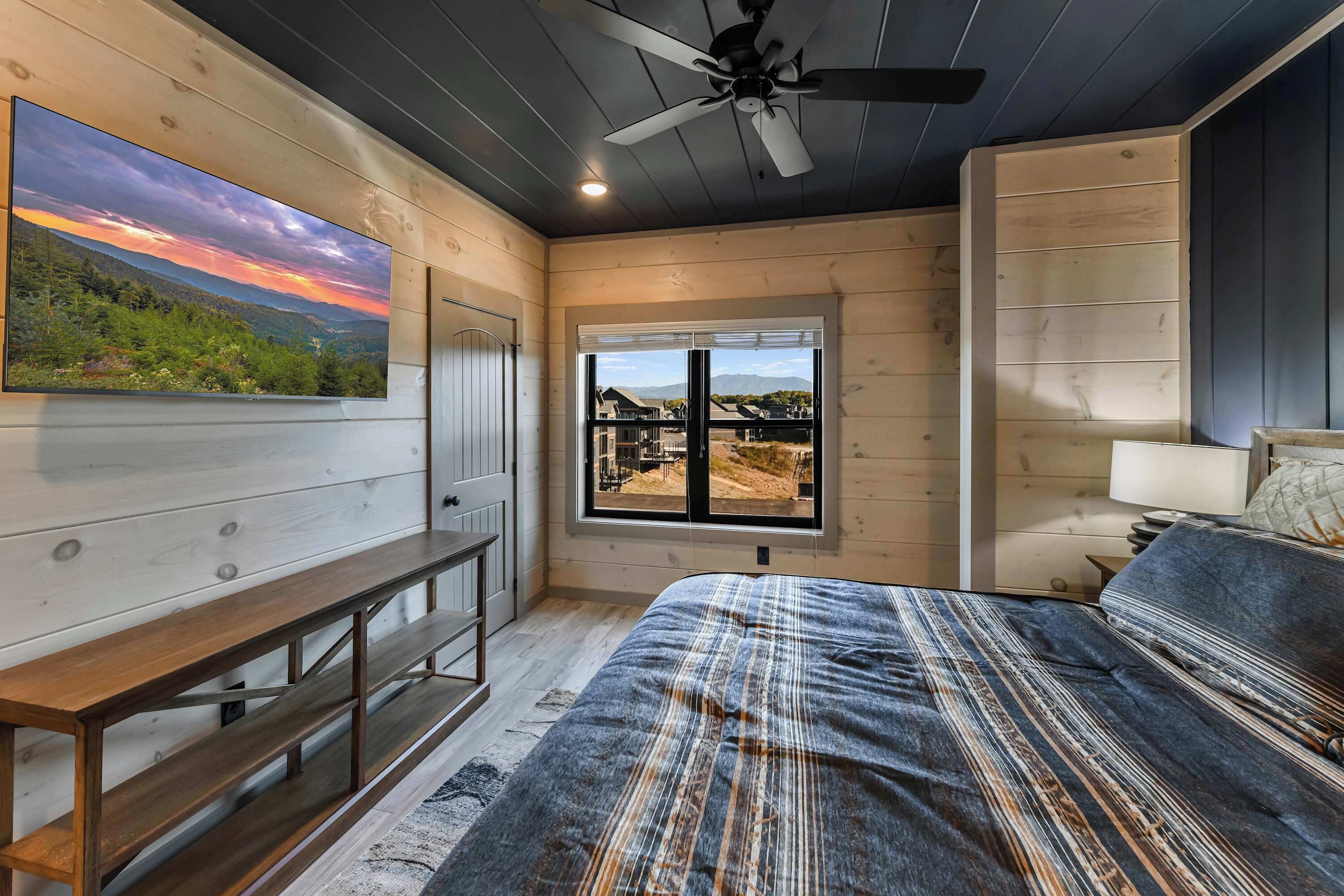 7 bedrooms, desk, iron/ironing board, travel crib