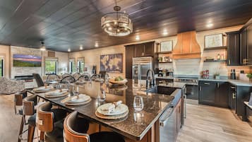 Geladeira, micro-ondas, fogão, cooktop