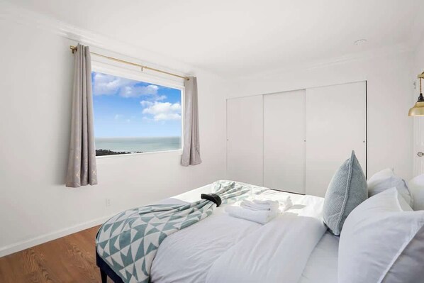 Silitysrauta/-lauta, Wi-Fi, vuodevaatteet