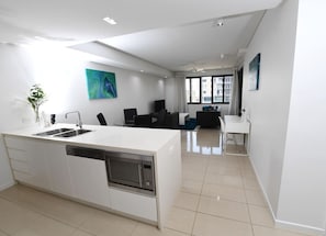 1 bedroom - Zen Golden Bay Harbour View Pool Balcony (Darwin)