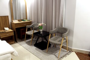Estudio Deluxe | Caja de seguridad en la habitación y tabla de planchar con plancha