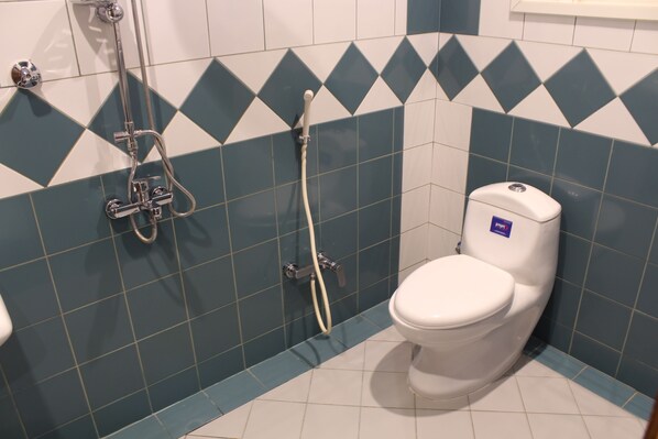 A bathroom with a toilet, a shower, and a sink. - Rafa Serviced Apartments - Economic (Riyadh)