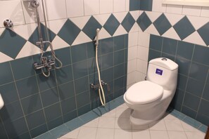 Deluxe-studio | Kylpyhuone | Hiustenkuivaaja, pyyhkeet