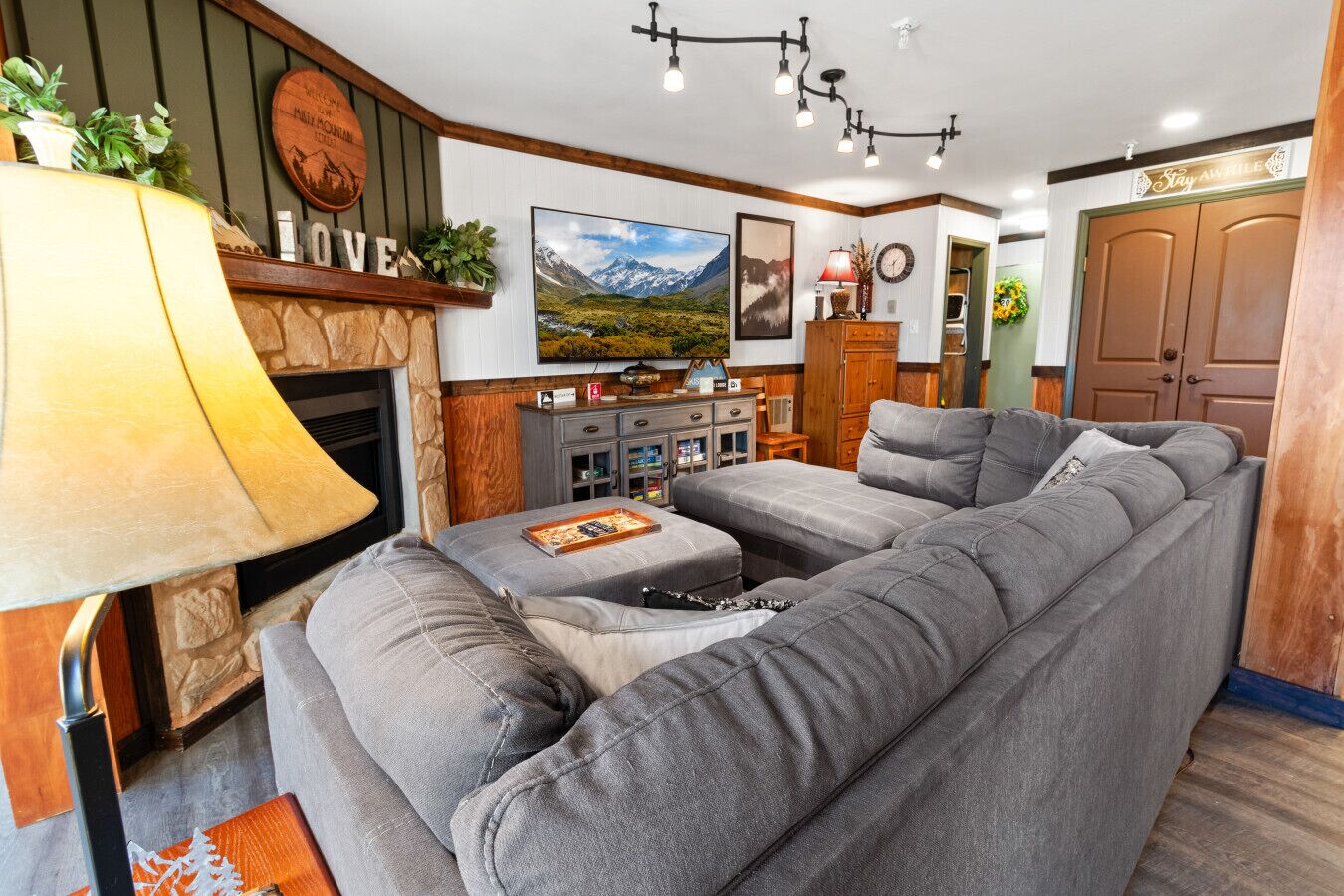 Una televisión, una chimenea