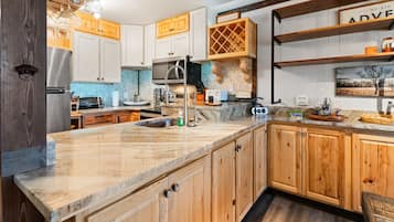 Geladeira, micro-ondas, fogão, cooktop