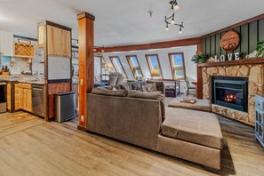 TV, fireplace - Leatherbark 203B 2BR/2BA Renovated Spacious Fireplace Close to Village (Snowshoe)