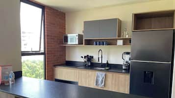 Refrigerador, microondas, placa de cocina, cafetera/tetera