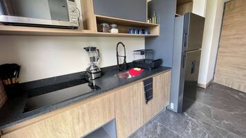 Frigorifero, microonde, piano cottura, macchina per tè/caffè