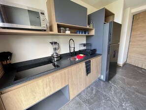 Een koelkast, een microgolfoven, een kookplaat