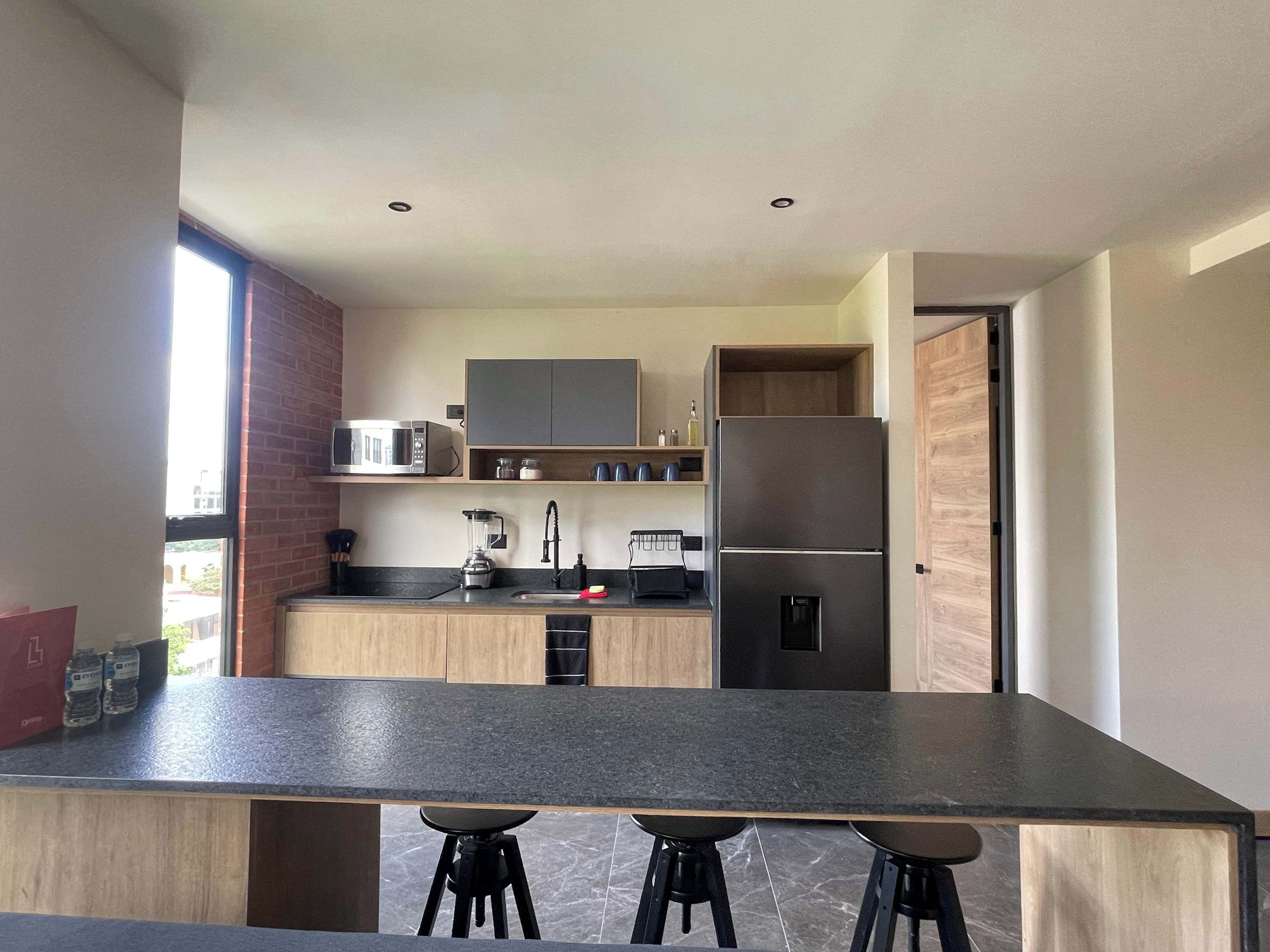 Een koelkast, een microgolfoven, een kookplaat