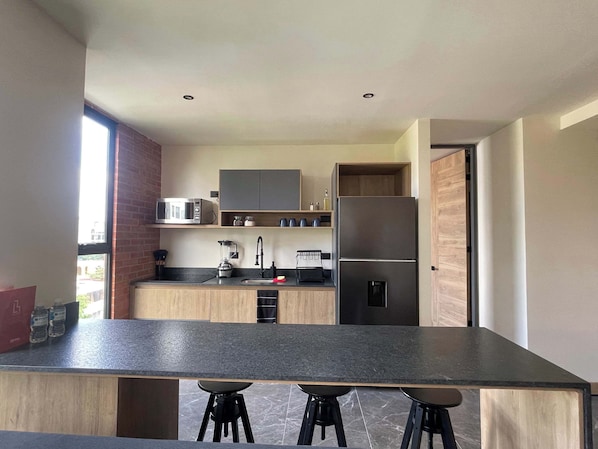 Réfrigérateur, micro-ondes, plaque de cuisson, cafetière/bouilloire