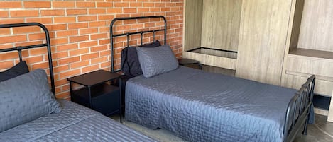 2 habitaciones, escritorio, tabla de planchar con plancha y wifi