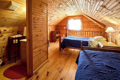 Cozy 2-bedroom cabin in charming Statts Mills with AC