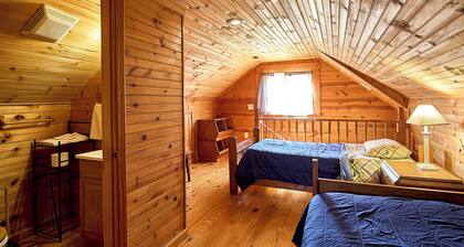 Cozy 2-bedroom cabin in charming Statts Mills with AC