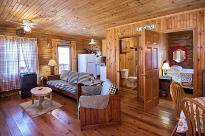 Cozy 2-bedroom cabin in charming Statts Mills with AC