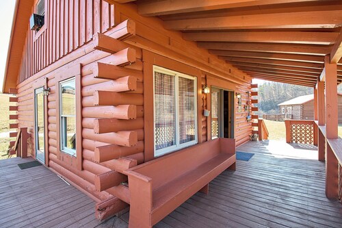 Cozy 2-bedroom cabin in charming Statts Mills with AC