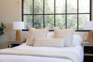 3 habitaciones, escritorio y tabla de planchar con plancha 