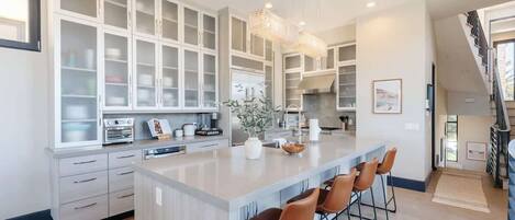 Køleskab, mikrobølgeovn, ovn, kogeplade