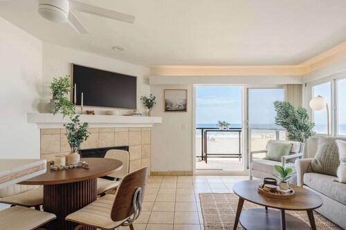 Oceanfront Bliss | 2BR Condo w/ Balcony & Views