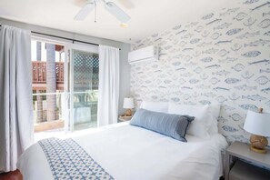 2 soverom, skrivebord, strykejern/-brett og reiseseng for barn