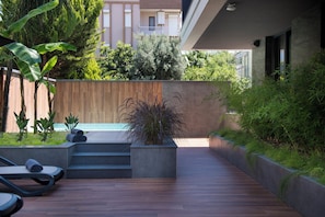 Een seizoensgebonden buitenzwembad