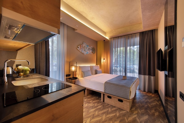 Medium Garden W/Balcony | Caja fuerte, cortinas opacas, sistema de insonorización