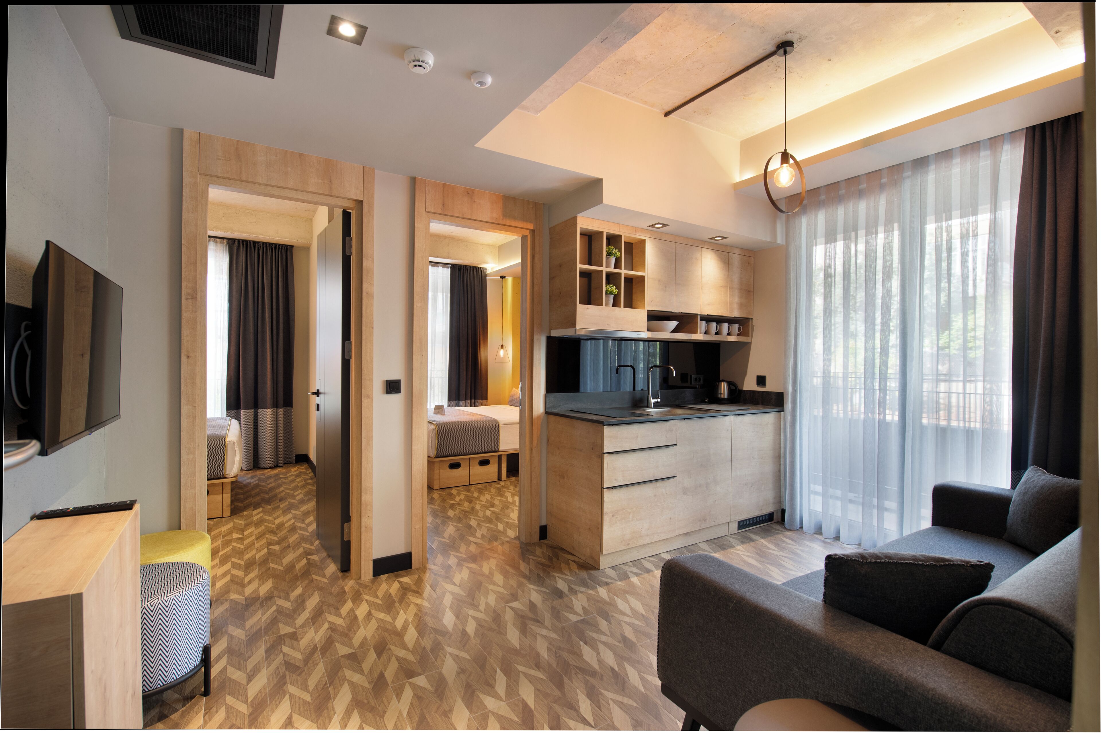 Large plus | Tallelokero huoneessa, pimennysverhot, äänieristys