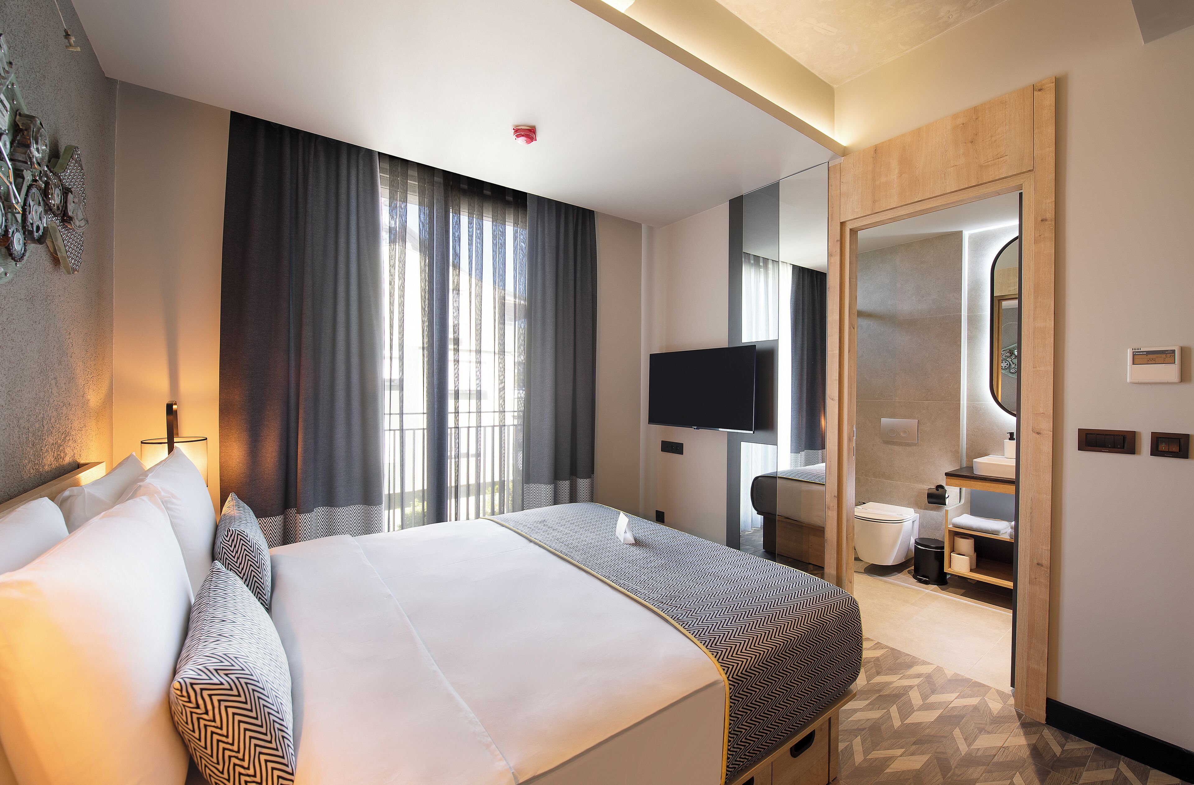 Small | Tallelokero huoneessa, pimennysverhot, äänieristys