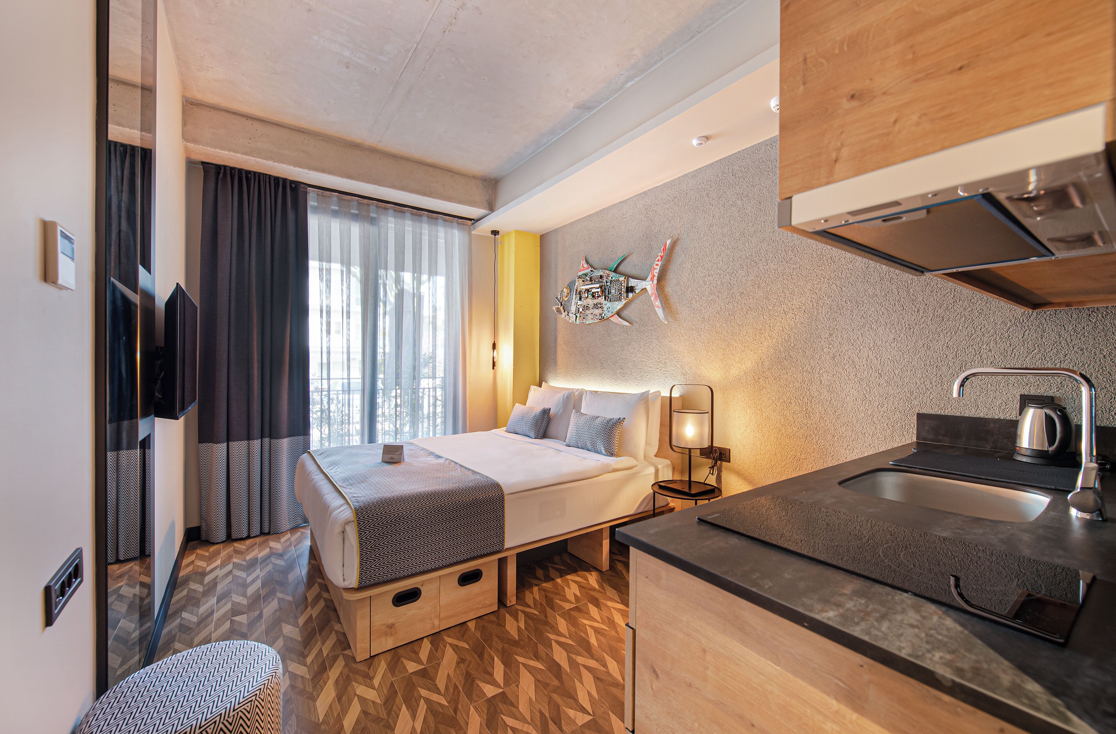 Tallelokero huoneessa, pimennysverhot, äänieristys