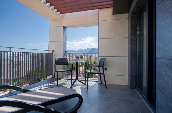 Medium Terrace | خزنة داخل الغرفة وستائر تعتيم وأسرّة أطفال/رضّع (مجانًا) وواي فاي مجانًا