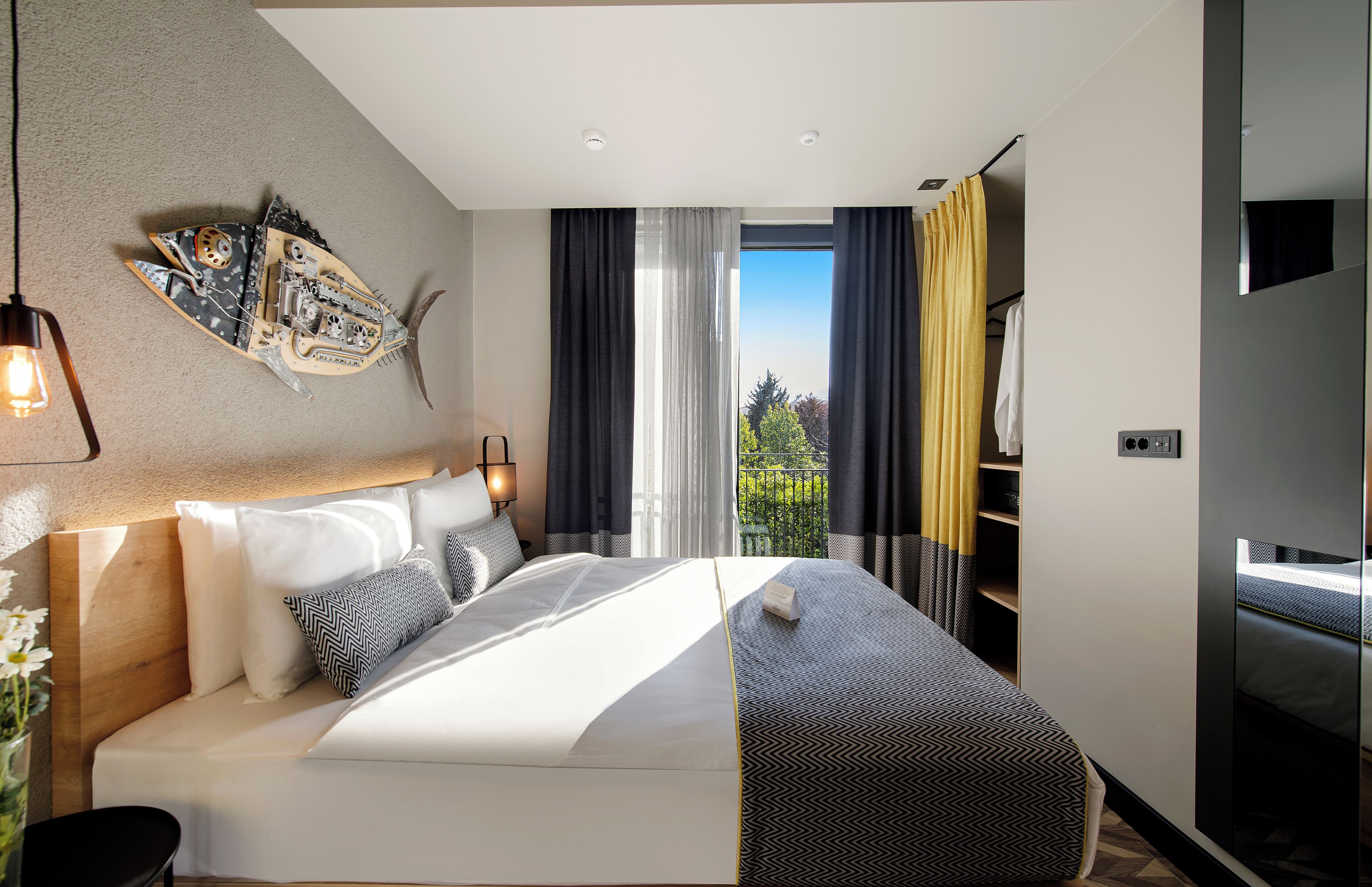 Large | Tallelokero huoneessa, pimennysverhot, äänieristys